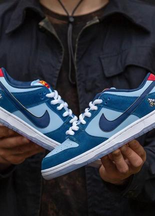 Nike Trail logo på venstre ben ? 
“the predatory bird”