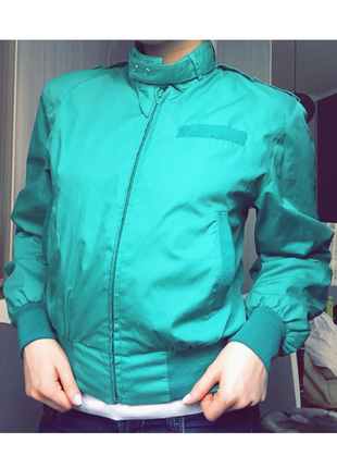 Нереально красивого кольору ветровочка