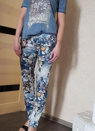 Эффектные яркие брюки джинсы, очень красивый цветочный принт1 фото