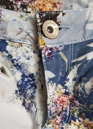 Эффектные яркие брюки джинсы, очень красивый цветочный принт6 фото