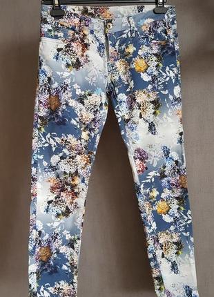 Эффектные яркие брюки джинсы, очень красивый цветочный принт3 фото