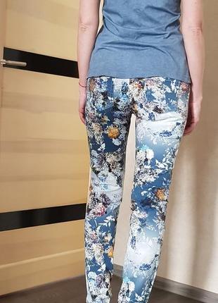 Эффектные яркие брюки джинсы, очень красивый цветочный принт2 фото