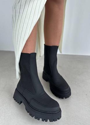 Аккуратные стильные черные матовые женские челси ботинки натуральные черные7 фото