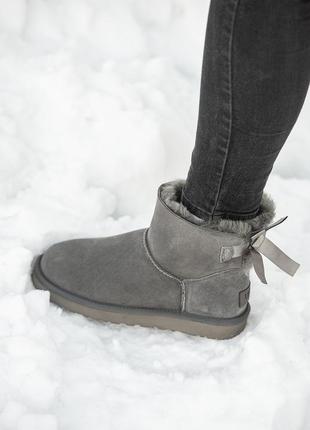 Замшевые женские угги мини с бантом, ugg classic mini bailey bow. серые, овчина.9 фото