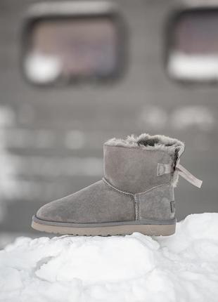 Замшевые женские угги мини с бантом, ugg classic mini bailey bow. серые, овчина.1 фото