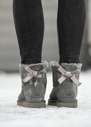 Замшевые женские угги мини с бантом, ugg classic mini bailey bow. серые, овчина.5 фото