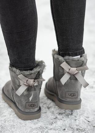 Замшевые женские угги мини с бантом, ugg classic mini bailey bow. серые, овчина.10 фото