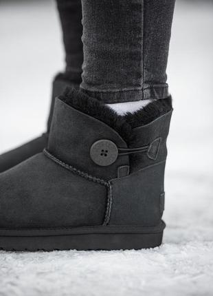 Замшевые женские угги мини на пуговице,ugg classic mini baileyрожден. черные, овчина. премиум9 фото