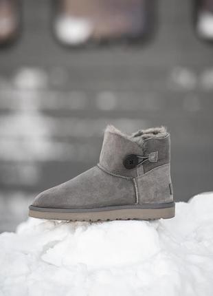 Замшевые женские угги мини на пуговице,ugg classic mini bailey стимул. серые, овчина. премиум