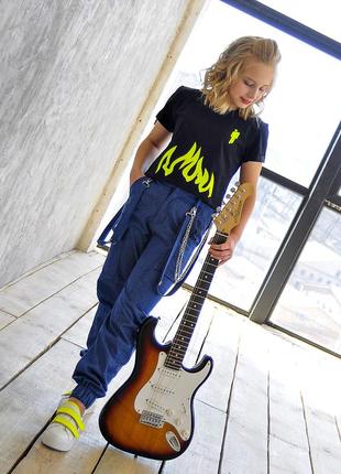 Футболка черная с принтом желтый огонь девочке рост 134-176