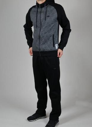 Спортивний костюм adidas.
