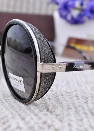 Фирменные круглые солнцезащитные очки katrin jones polarized с боковой шорой глиттер