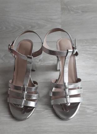 Класні срібні босоніжки new look, туфлі 2020