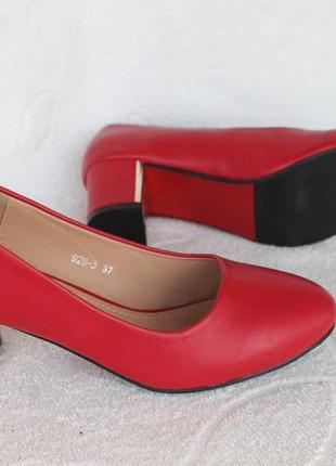 Красные туфли 36 размера на устойчивом каблуке
