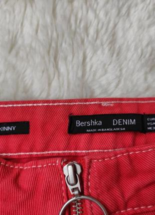 Красные плотные прямые джинсы кроп с дырками на коленях скинни мом бойфренды укороченные bershka6 фото