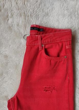 Красные плотные прямые джинсы кроп с дырками на коленях скинни мом бойфренды укороченные bershka8 фото