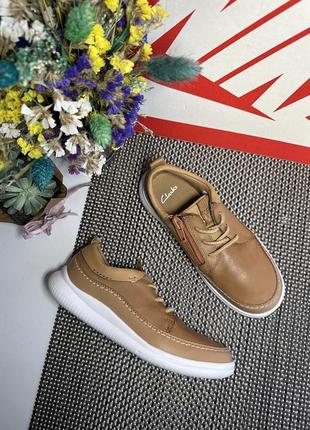 Оригінальні шкіряні кросівки clarks