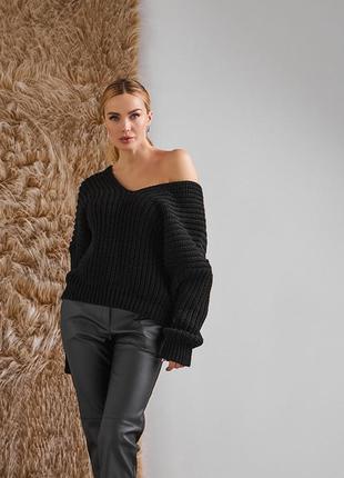 Модний чорний светр оверсайз із глибоким вирізом чорного кольору 42-46, 48-52