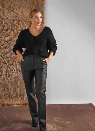 Модный черный свитер оверсайз с глубоким вырезом черного цвета  42-46, 48-523 фото