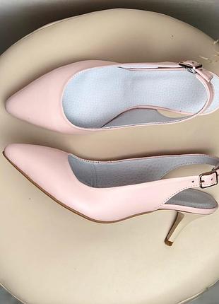 Туфли лодочки кожаные на низкой шпильке 6см