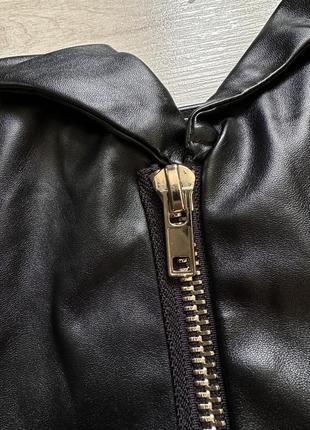 Укороченный асимметричный кроп топ блуза без бретелек из искусственной кожи со змеиной кожей fashion nova3 фото
