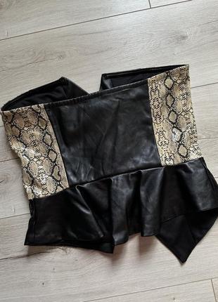 Укороченный асимметричный кроп топ блуза без бретелек из искусственной кожи со змеиной кожей fashion nova9 фото