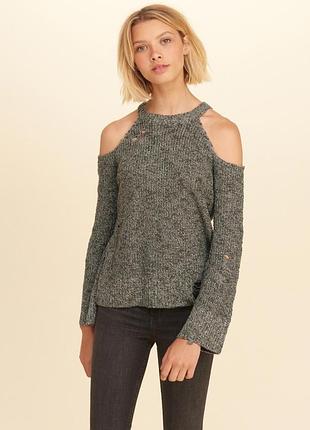 Светер с обнаженными плечами и эффектом дырок