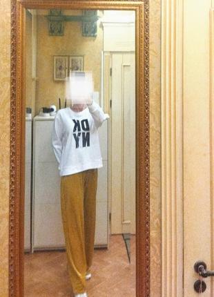 Красивые. эффектные брюки палаццо. трикотаж. велюр.высокая посадка. цвет охра.