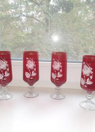 Святкові бокали та ваза