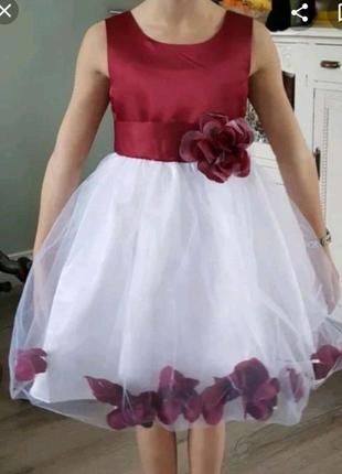 Нарядное платье марсала с цветочным принтом на 8-9 лет