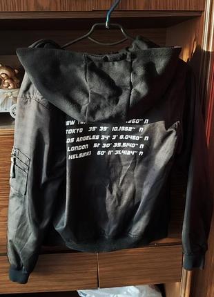 Куртка бомбер, с капюшоном, утерленная, сзади надпись, размер м5 фото