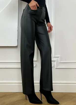 Черные кожаные прямые брюки на флисе брюки прямого кроя с высокой посадкой1 фото