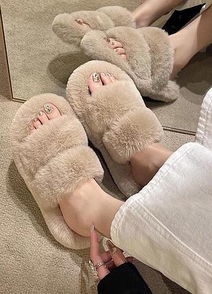 Стильні пухнасті капці