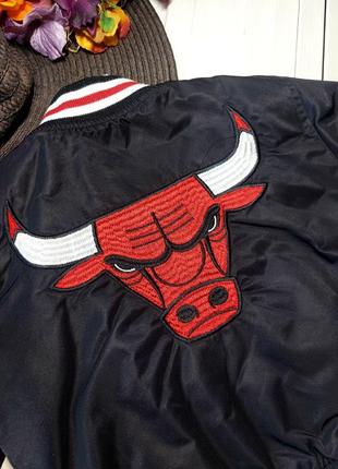 Стильна чорна куртка-бомбер демісезонна на хлопчика nba chicago bulls8 фото