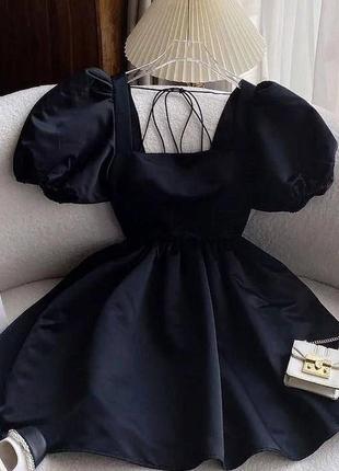 Платье короткое черное однотонное свободного кроя с объемными рукавами с вырезом в зоне декольте качественная стильная трендовая
