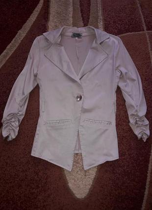 Піджак класичний силуетний кремовий