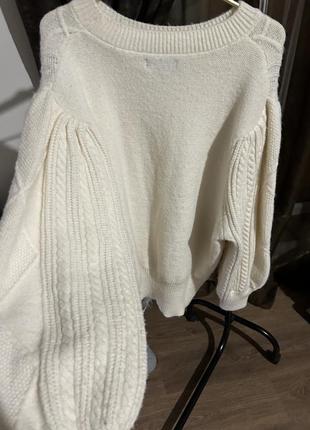 Белый свитерчик от primark,размер s-l (оверсайз)в идеальном состоянии,з очень интересными рукавами, они объемные3 фото