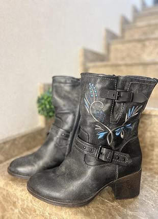 Трендовые демисезонные сапоги с вышивкой