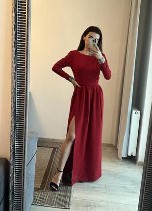 Красное вечернее платье в пол с разрезом и открытой спиной