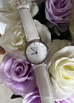 Стильные женские белые часы