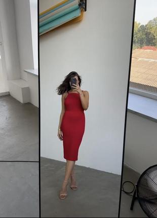 Красное платье по фигуре с открытой спиной