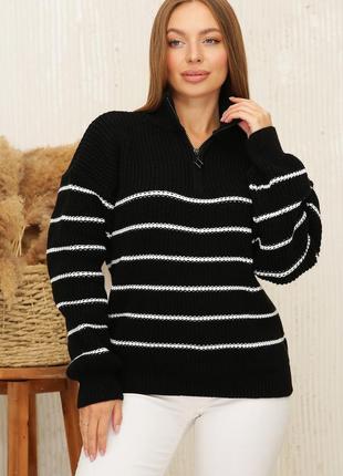 Женский вязанный свитер оверсайз воротник стойка черный в полоску2 фото