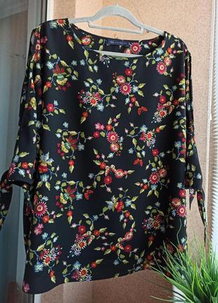 Красивая летняя блузка свободного силуэта с вырезами на рукавах