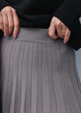 Короткая вязаная юбка в складки графитовая3 фото