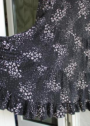 Комфортное просторное трикотажное ярусное платье с широкими рукавами на резинках7 фото