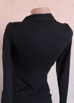Черное шикарное трикотажное платье с поясом2 фото