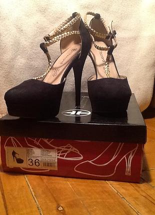 Чорні замшеві туфлі на шпильці