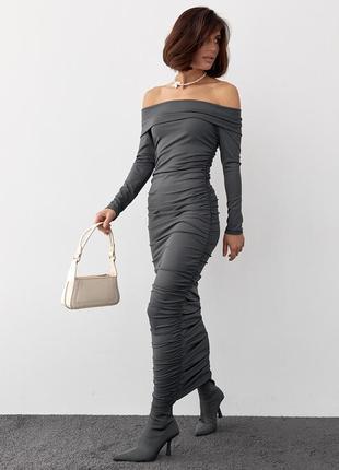 Платье женское силуэтное с драпировкой и открытыми плечами темно-серое6 фото