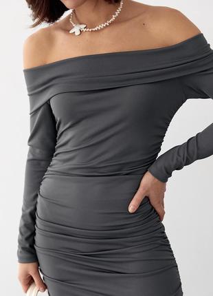 Платье женское силуэтное с драпировкой и открытыми плечами темно-серое4 фото