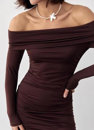 Платье женское силуэтное с драпировкой и открытыми плечами коричневое4 фото